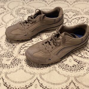 Women’s Casual Lace-Up Sneakers - Taupe